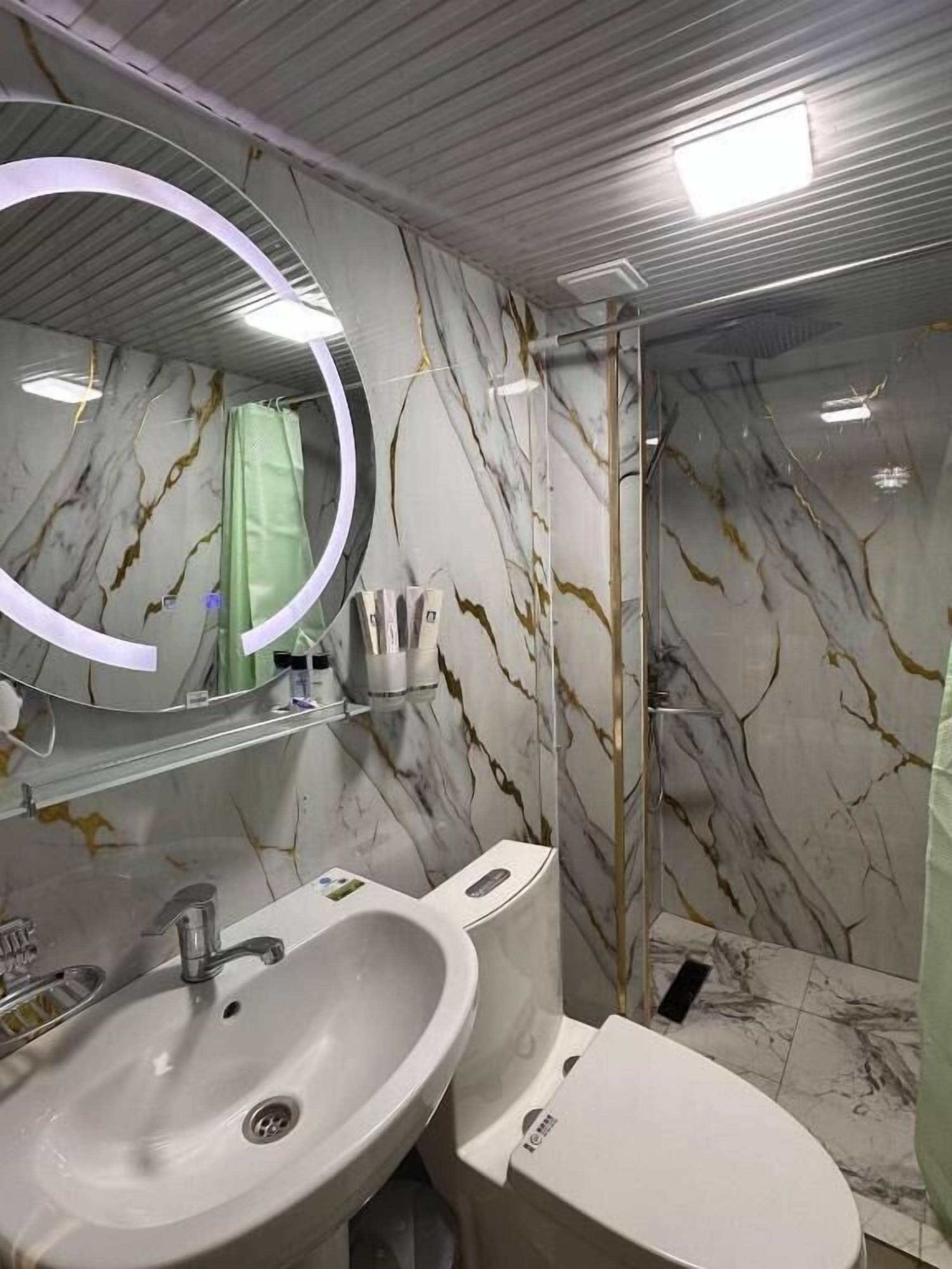 Ducha, artículos de tocador gratuitos, secador de pelo, pantuflas