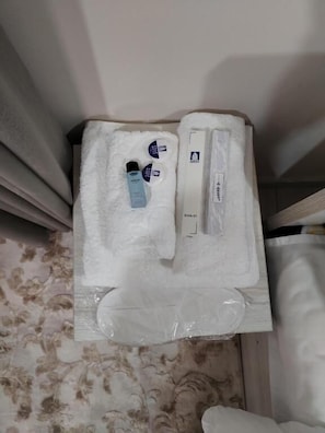 Buồng tắm vòi sen, đồ dùng nhà tắm miễn phí, máy sấy tóc