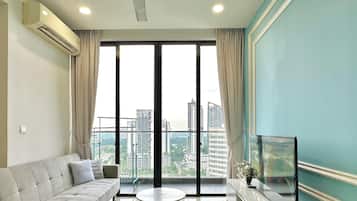 Comfort Apartment, 1 Queen Bed, Balcony, City View | Living area