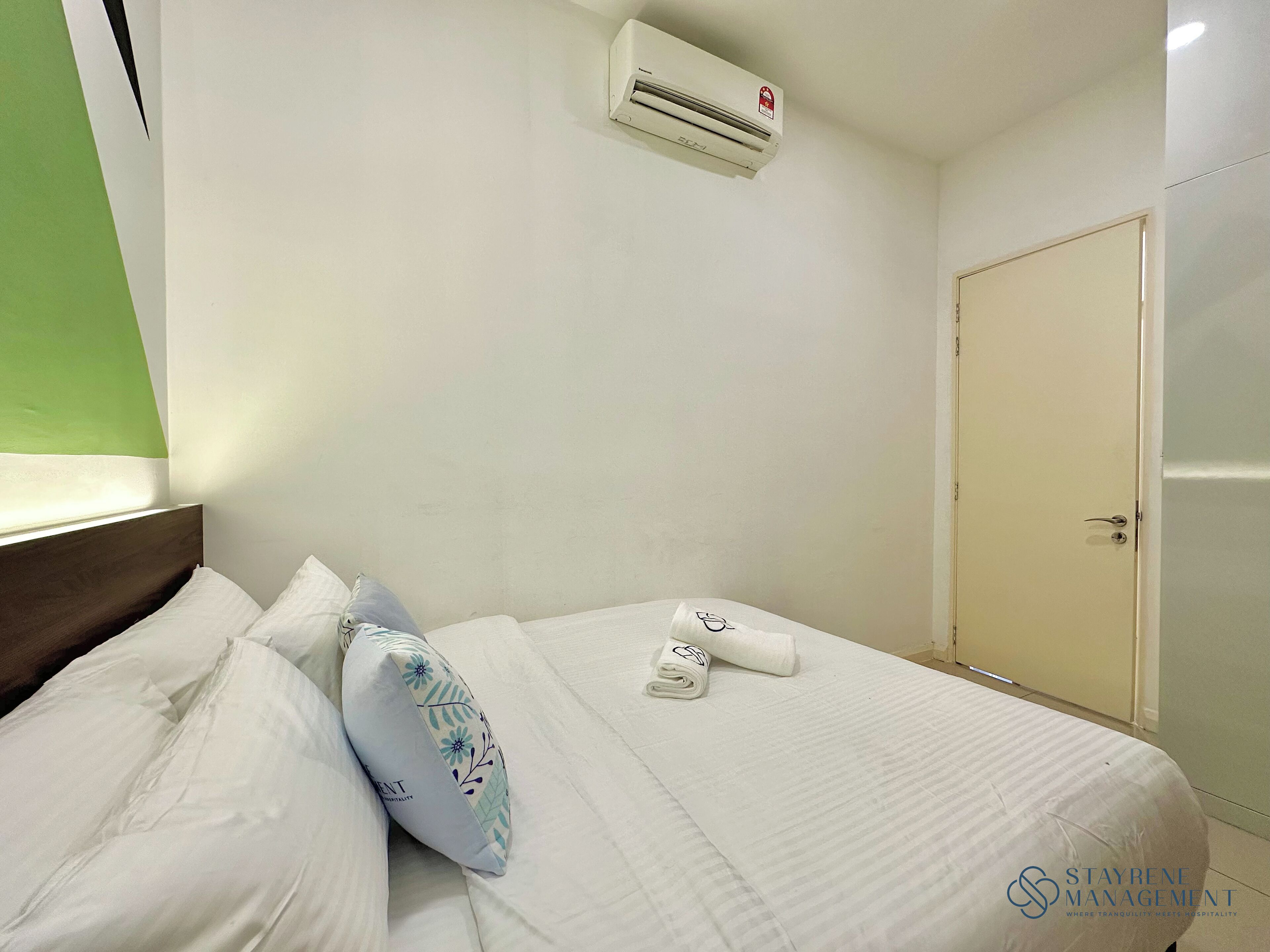 Apartamento superior, 2 habitaciones, balcón, vistas a la ciudad | Cortinas opacas, tabla de planchar con plancha, wifi gratis