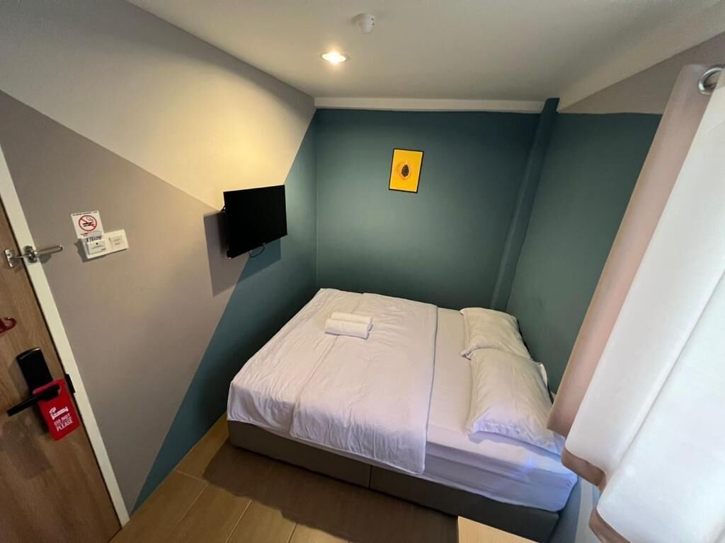 Deluxe Queen Room | Desk, iron/ironing board, free WiFi
