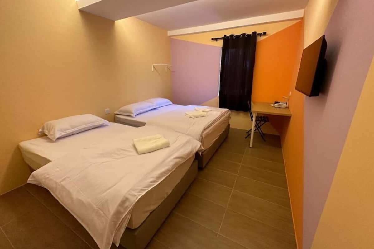 Chambre Familiale, non-fumeurs | Bureau, fer et planche à repasser, Wi-Fi gratuit