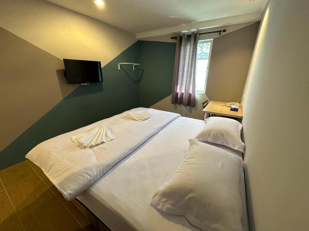 Deluxe King Room | Desk, iron/ironing board, free WiFi