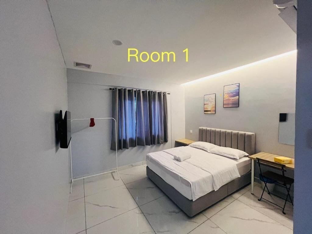 Un dormitorio moderno con cama, escritorio y ventana con cortinas.