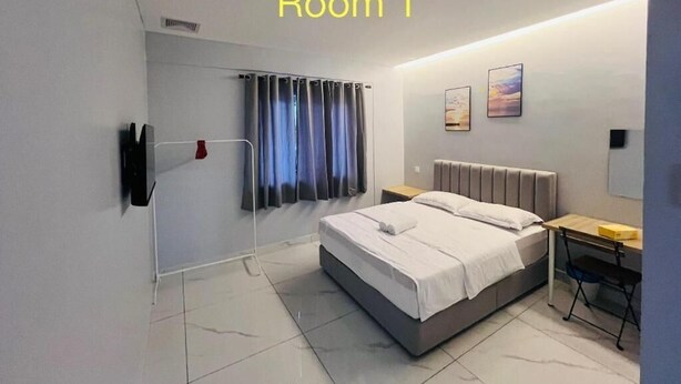 Une chambre moderne avec un lit, un bureau et une fenêtre avec des rideaux.