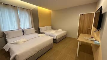 Escritorio, tabla de planchar con plancha y wifi gratis