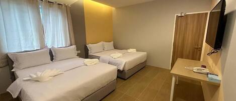Tabla de planchar con plancha, wifi gratis y ropa de cama