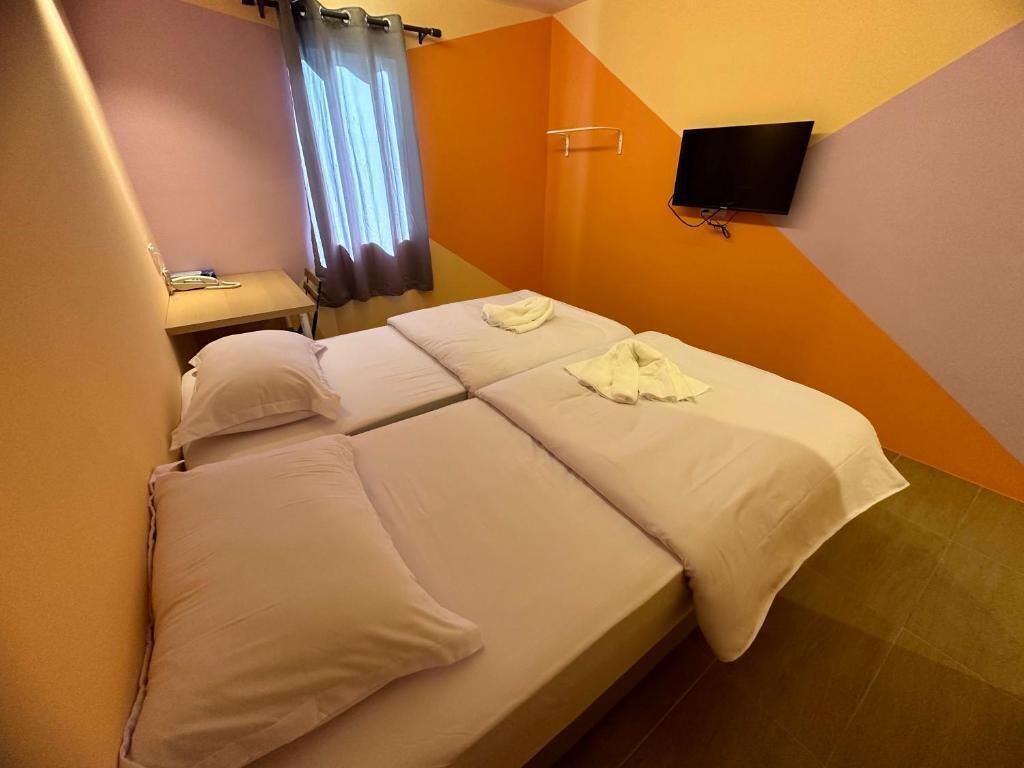 Deluxe Twin Room | Desk, iron/ironing board, free WiFi