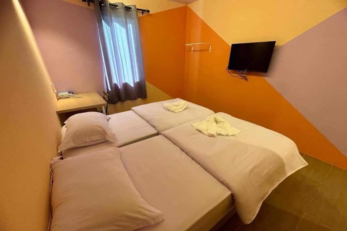 Chambre Deluxe avec lits jumeaux | Bureau, fer et planche à repasser, Wi-Fi gratuit