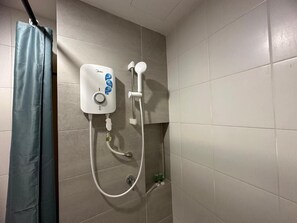Shower, free toiletries, towels, toilet paper - A1 Hotel Sungai Petani (Sungai Petani)