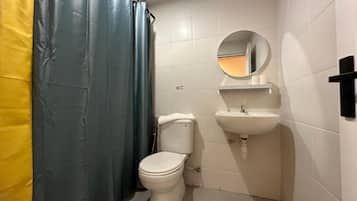 Ducha, artículos de tocador gratuitos, toallas, papel higiénico