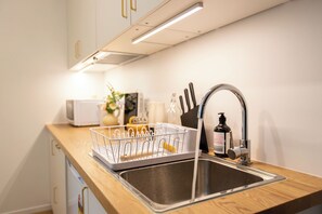 Een magnetron, een kookplaat