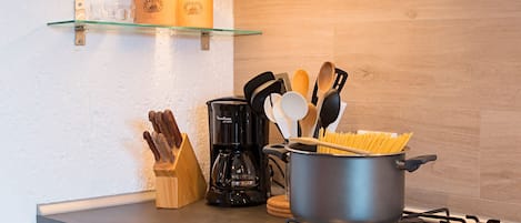 コーヒー / ティーメーカー、冷蔵庫、電子レンジ、オーブン