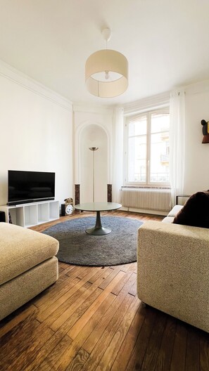 Fernseher, Bücher, Stereoanlage