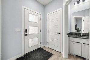 Interior - Modern 4BR Retreat•3 Baths•Near to Banff&Airport (Calgary)
