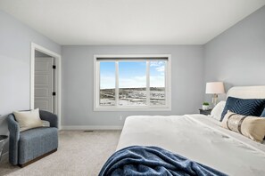 Iron/ironing board, internet, bed sheets - Modern 4BR Retreat•3 Baths•Near to Banff&Airport (Calgary)