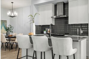 Private kitchen - Modern 4BR Retreat•3 Baths•Near to Banff&Airport (Calgary)