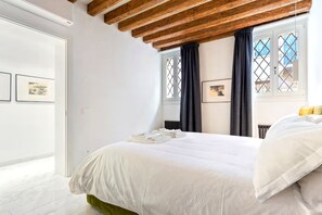 2 bedrooms, iron/ironing board, Internet, bed sheets - Dimora San Lorenzo – Central Venice 2BR with Private Courtyard (Venezia)