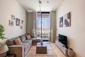 Smart TV - Cozy 1-bedroom apartment in Dubai (Dubai)