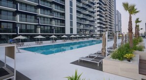Outdoor pool, a heated pool - Cozy 1-bedroom apartment in Dubai (Dubai)