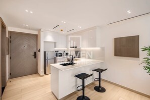 Fridge, microwave, oven, stovetop - Cozy 1-bedroom apartment in Dubai (Dubai)