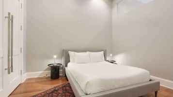 Een strijkplank/strijkijzer, reisbedje, wifi, beddengoed