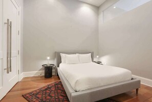 Een strijkplank/strijkijzer, reisbedje, wifi, beddengoed