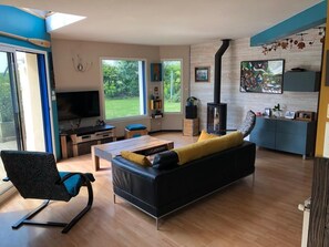 Living area - House with terrace and garden (Plonéour-Lanvern)