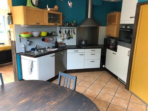 Private kitchen - House with terrace and garden (Plonéour-Lanvern)