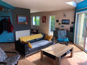 Living area - House with terrace and garden (Plonéour-Lanvern)