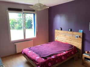 4 bedrooms, iron/ironing board, WiFi, bed sheets - House with terrace and garden (Plonéour-Lanvern)