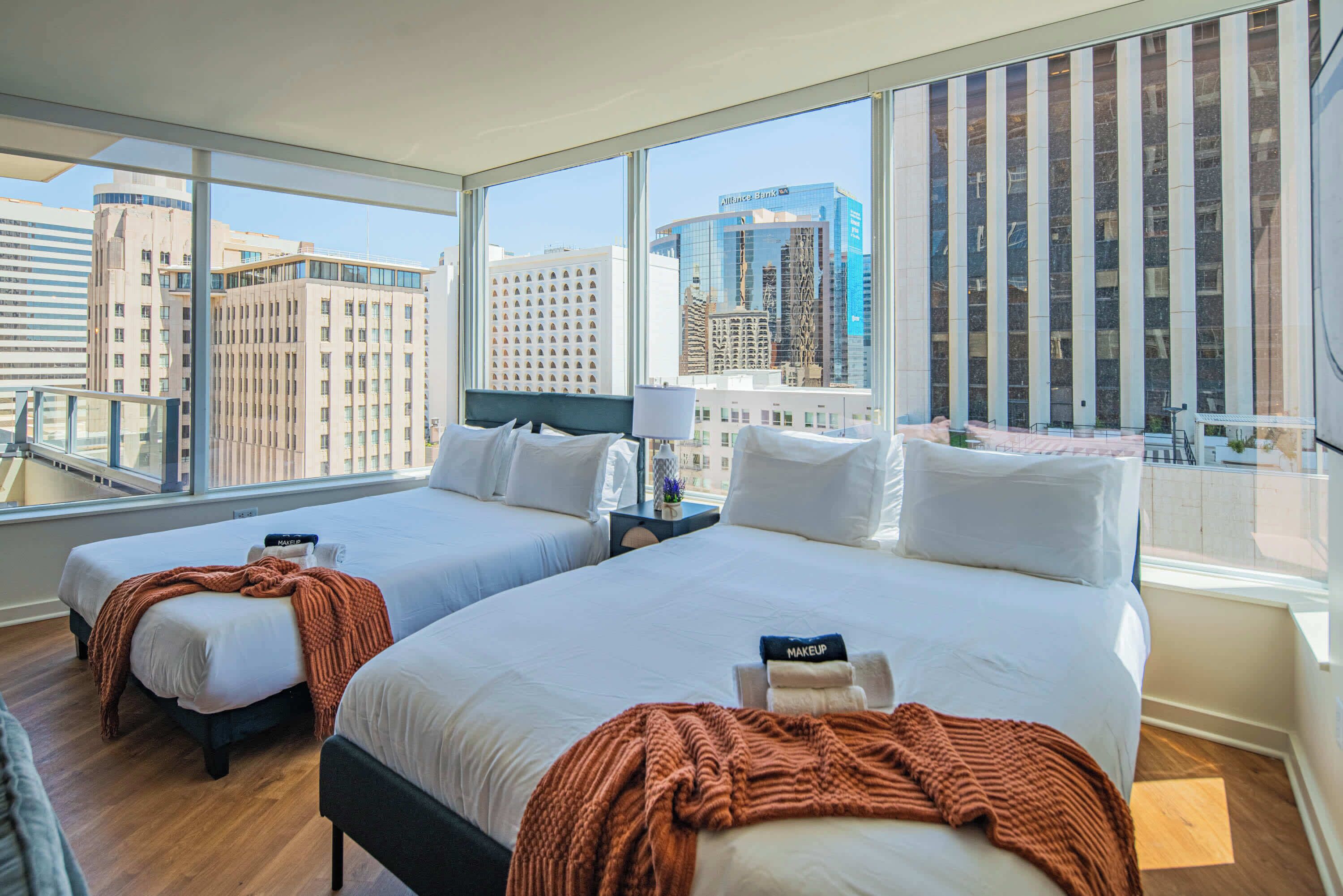 Tabla de planchar con plancha, wifi y ropa de cama 