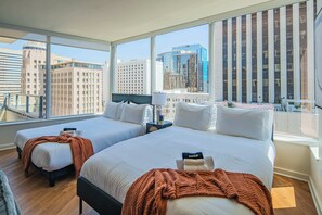 Tabla de planchar con plancha, wifi y ropa de cama 