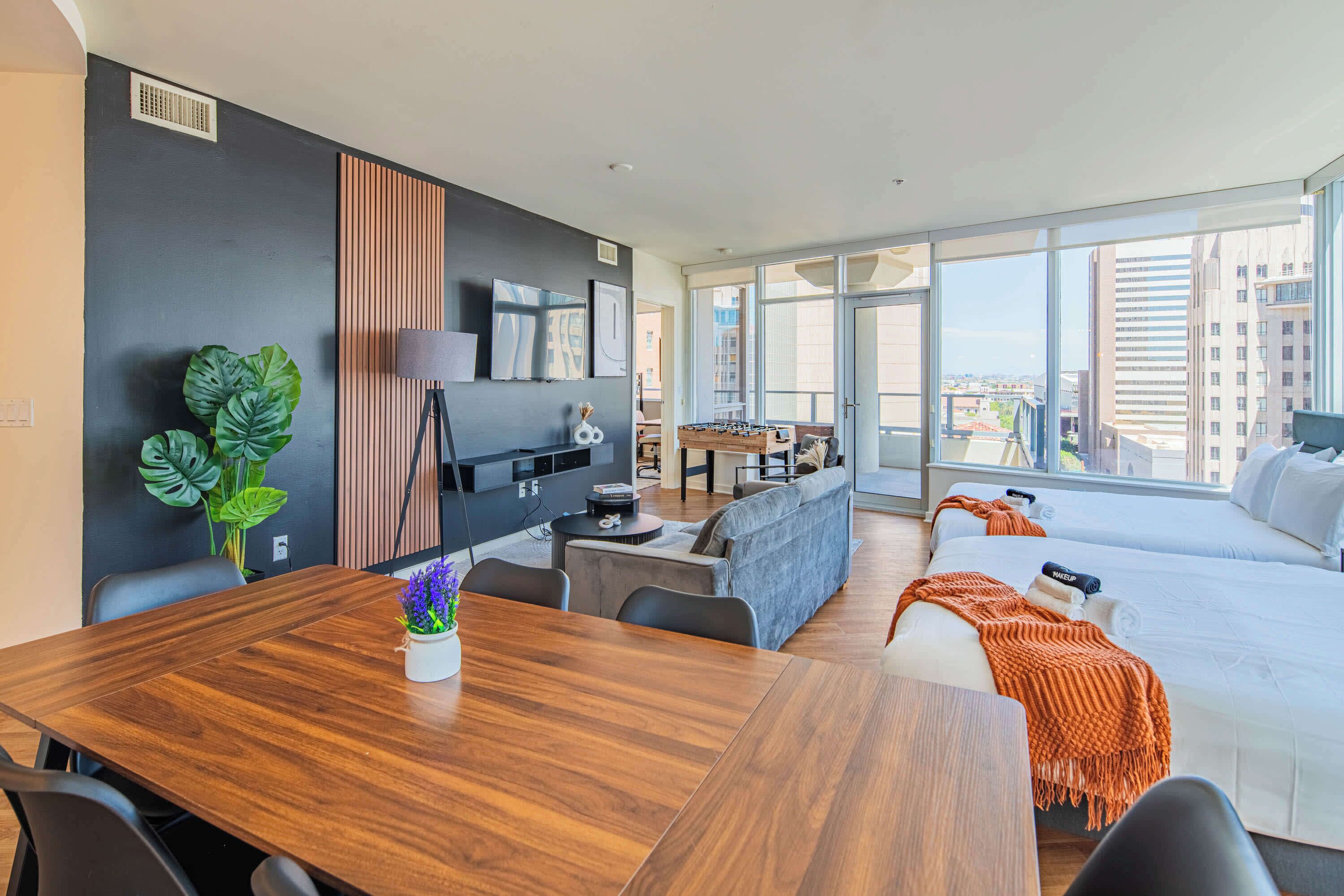 Tabla de planchar con plancha, wifi y ropa de cama 