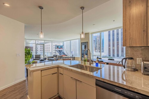 Downtown PHX High-Rise Balcony, Pool, Gym, W&D,