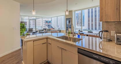 Downtown PHX High-Rise Balcony, Pool, Gym, W&D,