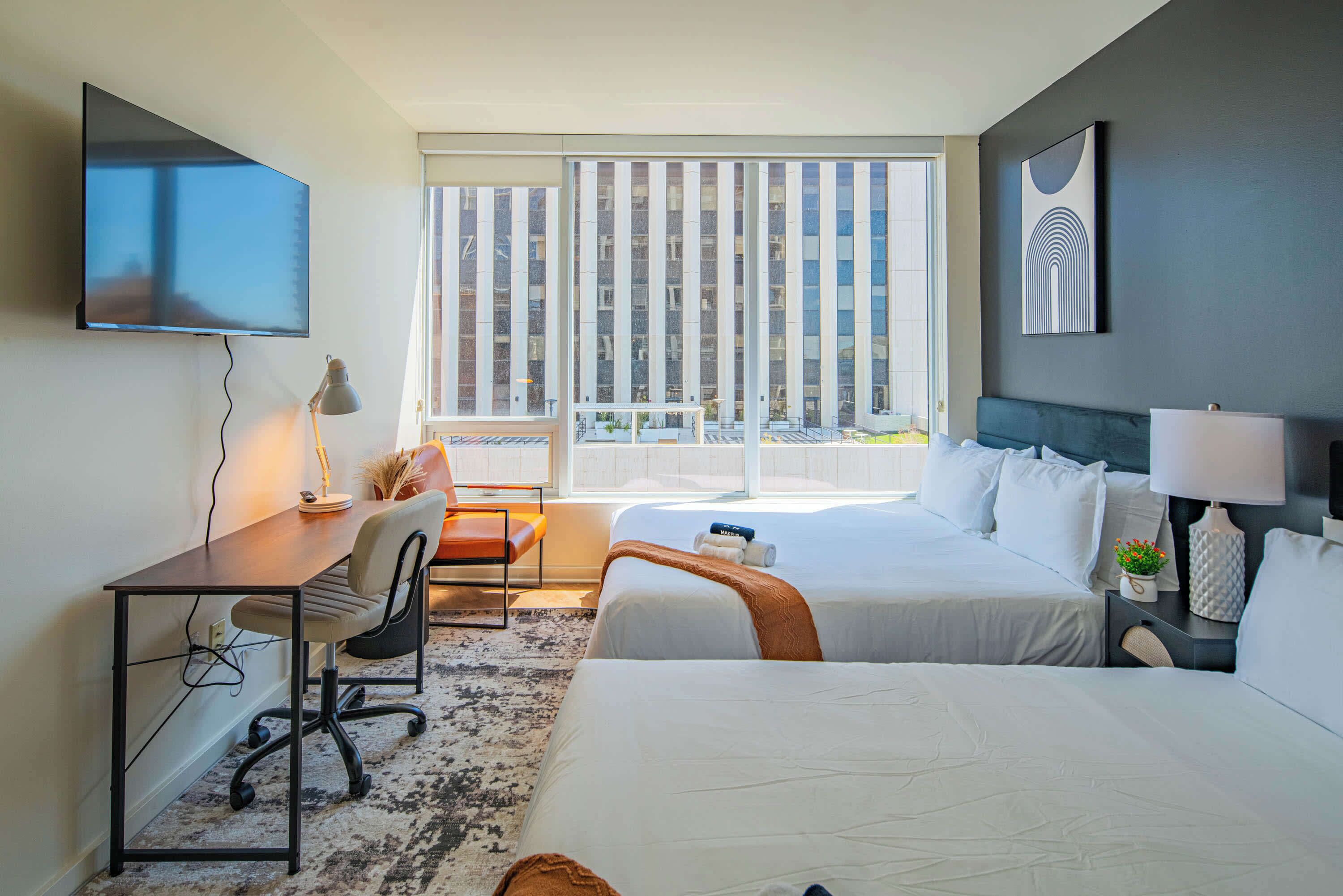 Tabla de planchar con plancha, wifi y ropa de cama 