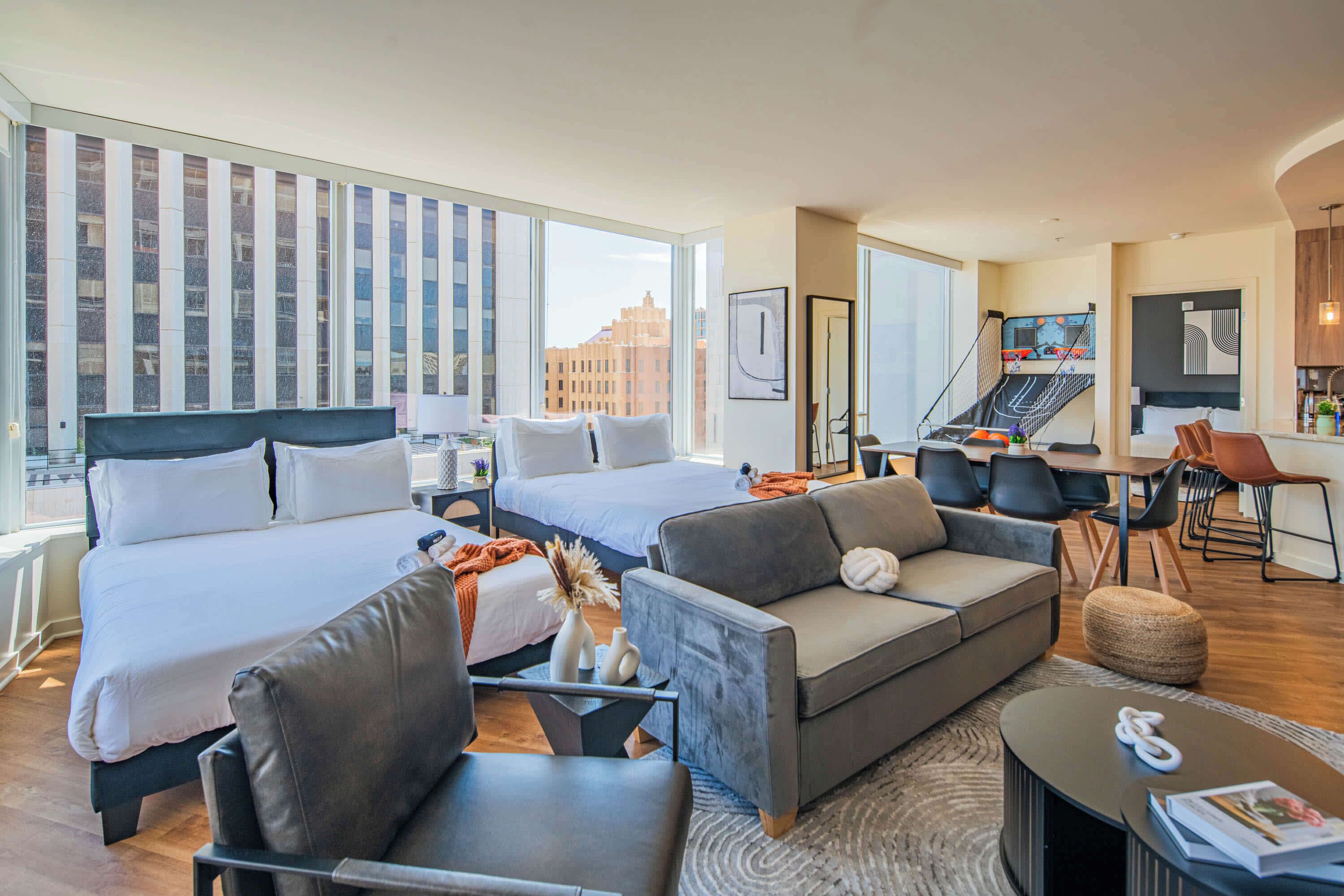 Tabla de planchar con plancha, wifi y ropa de cama 