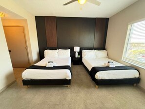 2 bedrooms, iron/ironing board, WiFi, bed sheets - Modern Apt Near ASU & Roosevelt Row + Parking|WD (Phoenix)