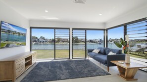 Smart TV - Floating On The Canals (Port Macquarie)