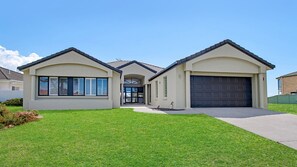 Exterior - Floating On The Canals (Port Macquarie)