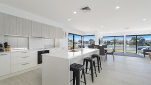 Fridge, microwave, oven, stovetop - Floating On The Canals (Port Macquarie)
