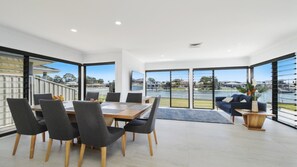 Dining - Floating On The Canals (Port Macquarie)