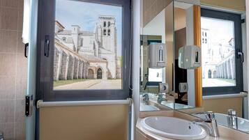 Een haardroger, handdoeken, zeep, shampoo