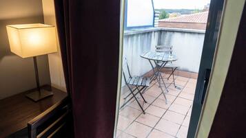 Habitació doble, terrassa | Cobrellits, caixa forta a l'habitació i escriptori