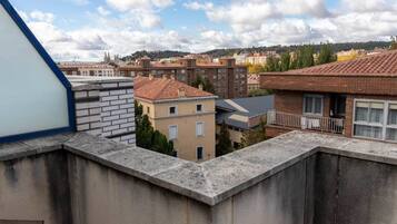 Tweepersoonskamer, terras | Donzen dekbedden, een kluis op de kamer, een bureau, geluiddichte muren