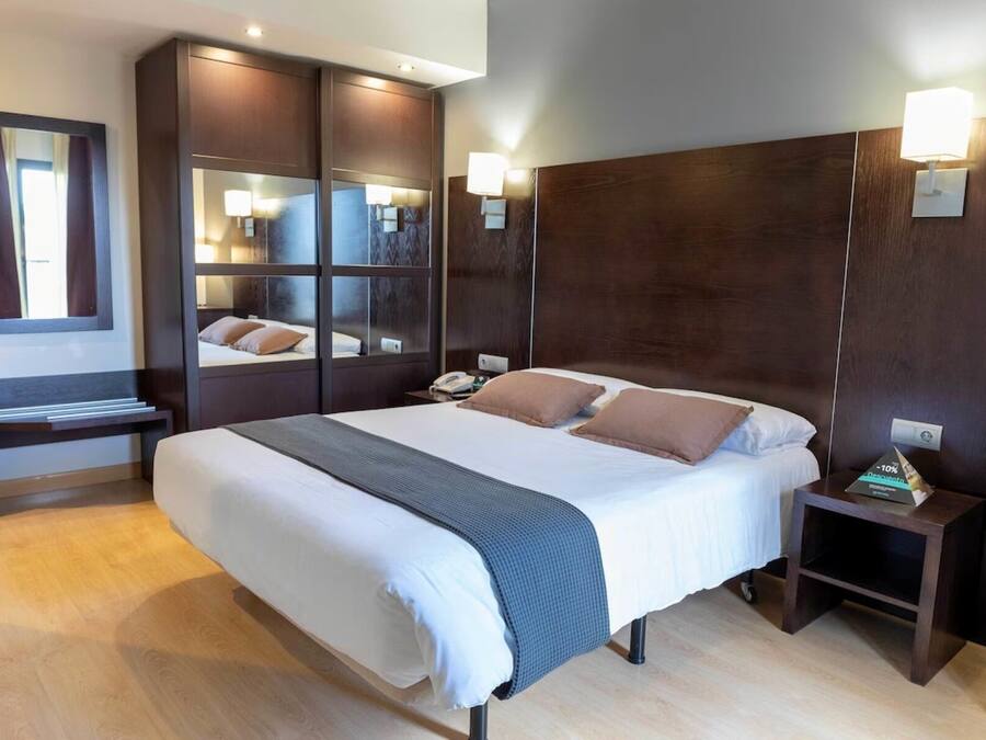 Dobbeltrom | Dundyner, safe på rommet, skrivebord og lydisolert