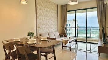 Basic Apartment, 2 Bedrooms, Beachside | In-room dining