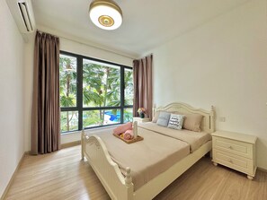 Comfort-Apartment, 3 Schlafzimmer, Balkon, Stadtblick | Verdunkelungsvorhänge, Bügeleisen/Bügelbrett