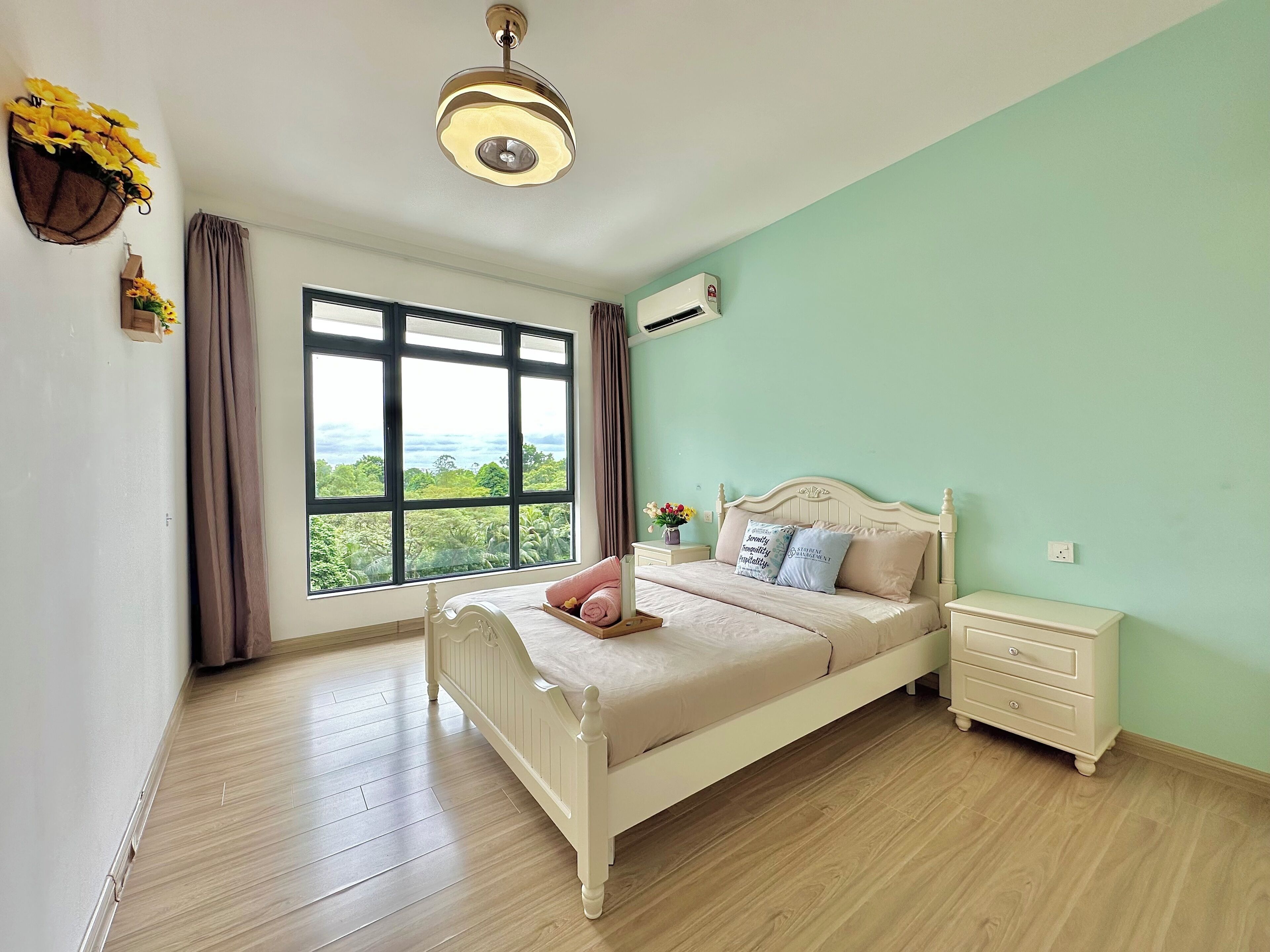 Cortinas blackout y tabla de planchar con plancha 